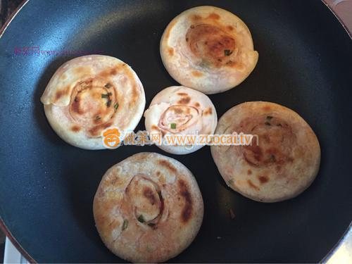 玫瑰腐乳葱花烫面饼的做法