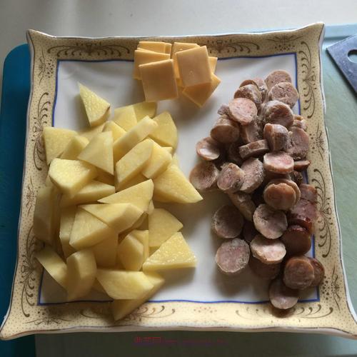 土豆香肠炒意大利面的做法