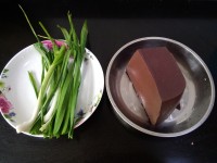 青蒜炒羊血的做法步骤1