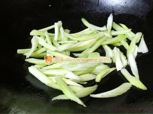 西芹炒鱿鱼的做法