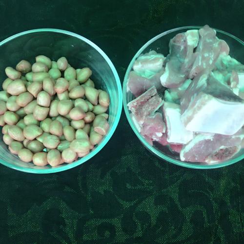花生炖排骨的做法