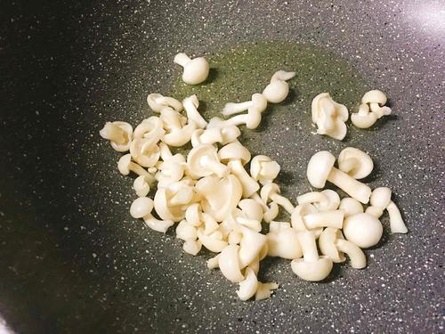 奶香青豆煨河虾的做法