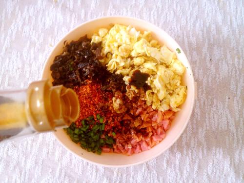 韭菜鸡蛋木耳火腿饺子的做法