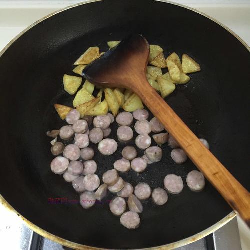 土豆香肠炒意大利面的做法