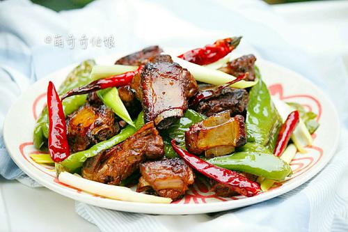 双椒煎排骨的做法