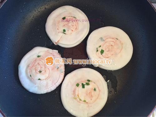 玫瑰腐乳葱花烫面饼的做法