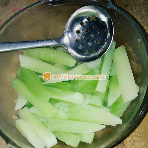 橙汁萝卜条的做法