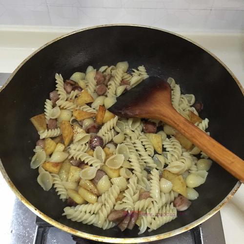 土豆香肠炒意大利面的做法