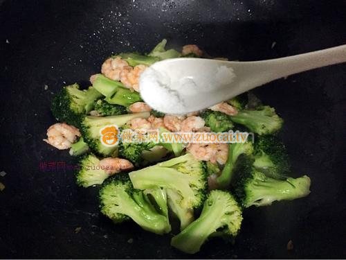西兰花炒虾仁的做法