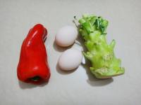 鸡蛋炒西兰花梗的做法步骤1