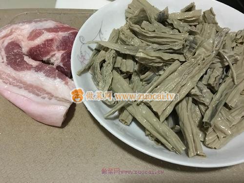 黑腐竹红烧肉的做法