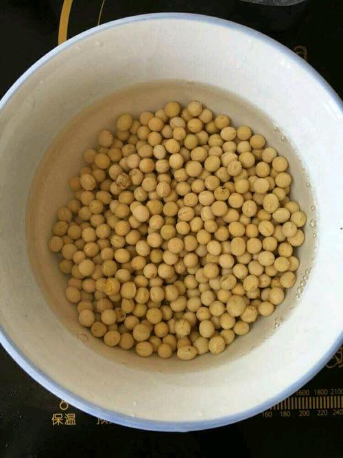 肘子肉焖黄豆的做法