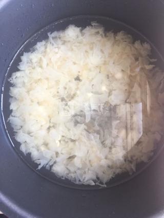莲子茨实雪耳胶的做法步骤：4