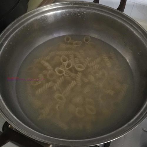 土豆香肠炒意大利面的做法