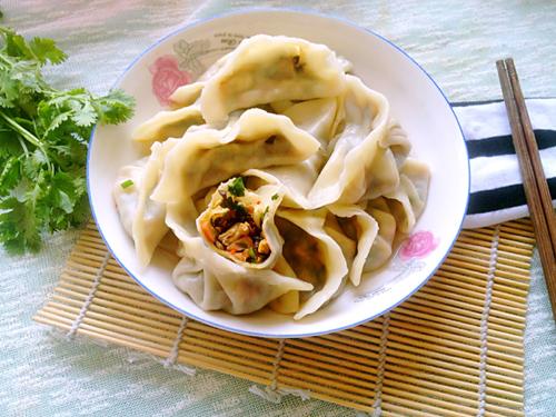 韭菜鸡蛋木耳火腿饺子的做法