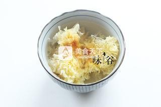 芡实薏米银耳羹的做法步骤：2