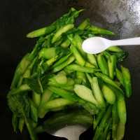芥兰炒腊肉的做法步骤7