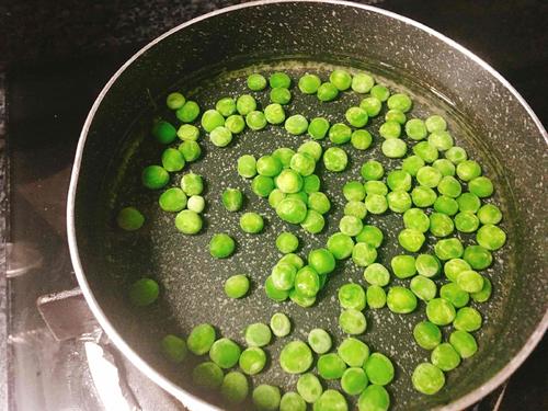 奶香青豆煨河虾的做法
