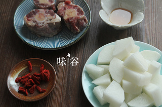 秋冬进补（白萝卜牛尾汤）的做法步骤：1