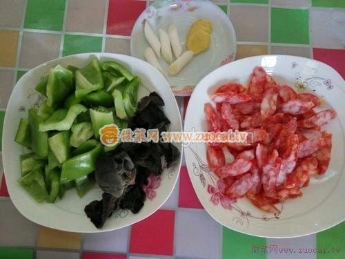 青椒木耳炒腊肠的做法