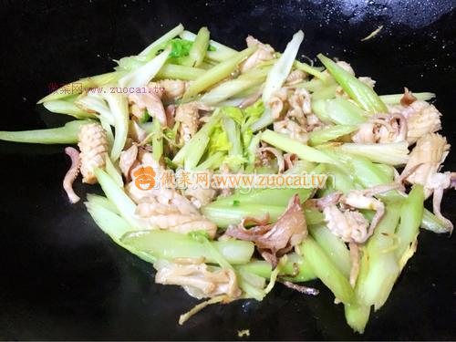 西芹炒鱿鱼的做法