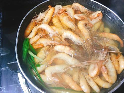奶香青豆煨河虾的做法
