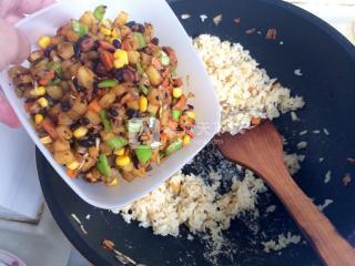 香菇土豆什锦蛋炒饭的做法步骤：17