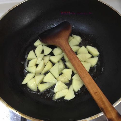 土豆香肠炒意大利面的做法