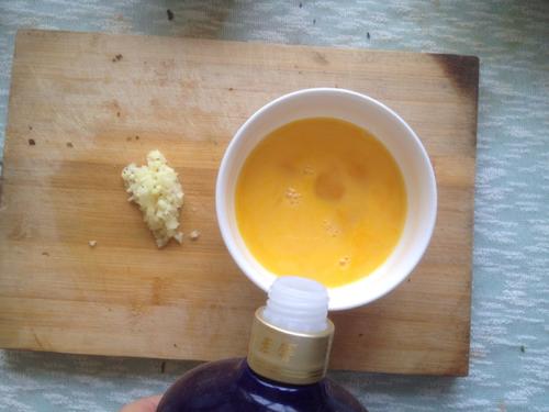 韭菜鸡蛋木耳火腿饺子的做法