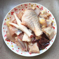 胡萝卜杏鲍菇烧土鸡的做法步骤2