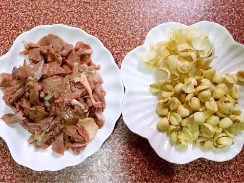 莲子炖猪心的做法