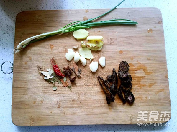 生地炖猪蹄的做法