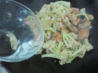 花菜焖鸡翅的做法步骤9