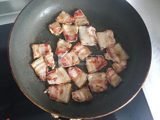 贴秋膘的快手肉菜——香煎五花肉的做法步骤：4