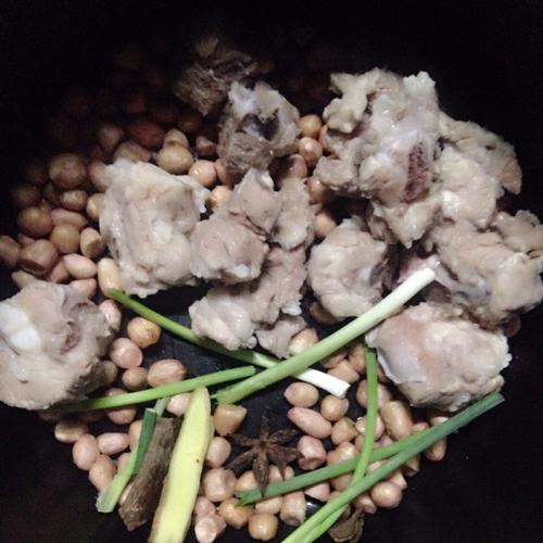 花生炖排骨的做法