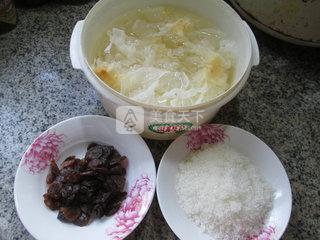 桂圆银耳 的做法步骤：1