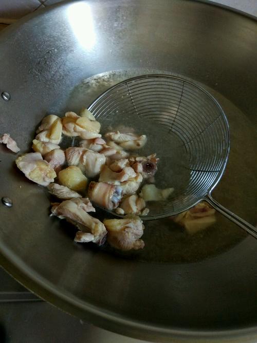 黄焖鸡腿的做法