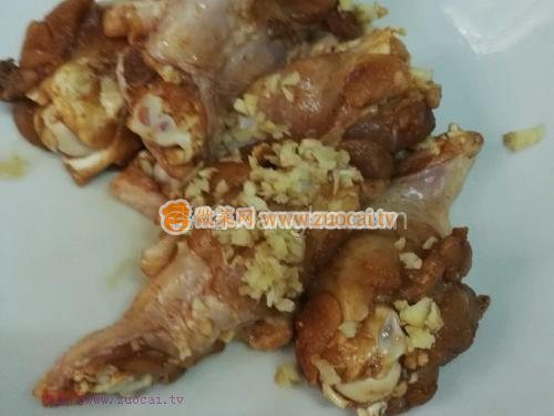 西兰花拌鸡腿的做法