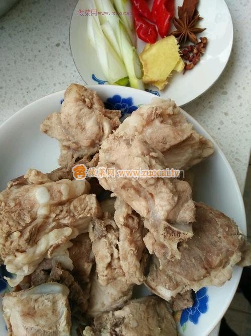 排骨炖土豆的做法