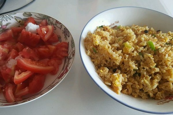 尖椒洋葱鸡蛋炒饭+冷冻糖拌西红柿的做法
