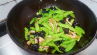 五花肉炒油豆角的做法步骤7