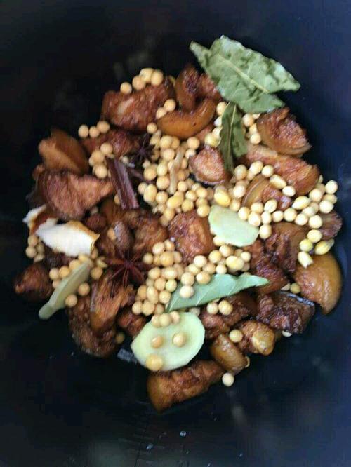 肘子肉焖黄豆的做法