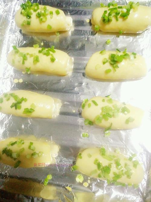 葱香烤肠面包的做法