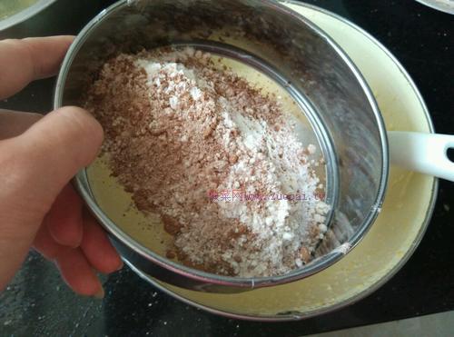 电饭煲版可可戚风蛋糕的做法