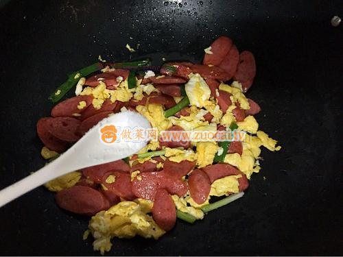 火腿肠炒鸡蛋的做法
