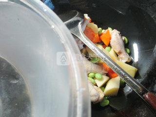 咖喱什锦鸡翅根 的做法步骤：3