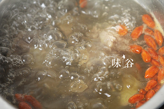 秋冬进补（白萝卜牛尾汤）的做法步骤：5