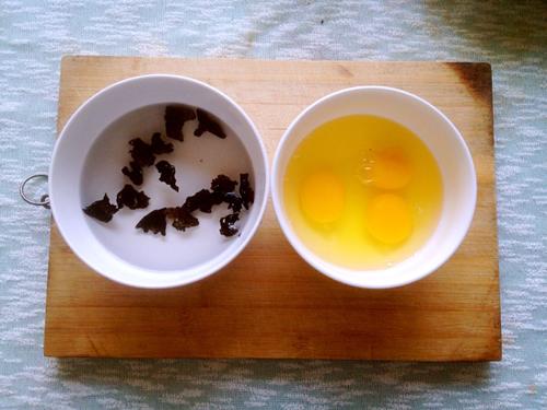 韭菜鸡蛋木耳火腿饺子的做法