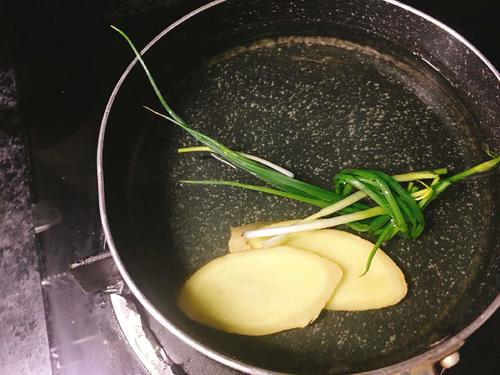 奶香青豆煨河虾的做法