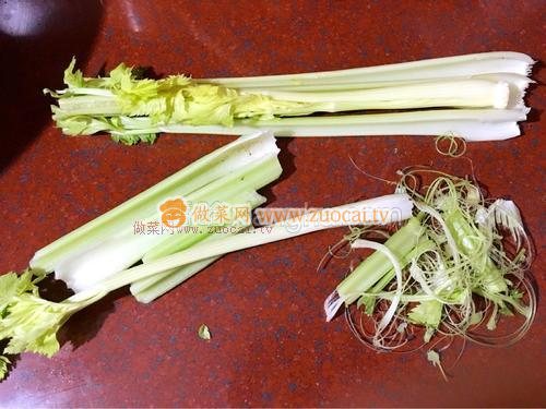 西芹炒鱿鱼的做法